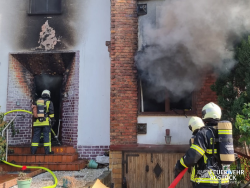 Feuer zerstört Wohnhaus in Rostocker KTV (Bild: Feuerwehr Rostock)