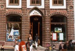 Eingang der Stadtbibliothek im Haus Retschow, Kröpeliner Str. 82
