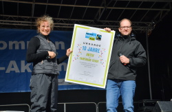 Fairtrade-Stadt-Koordinatorin Elisabeth Möser und Senator Steffen Bockhahn präsentieren die Jubiläumsurkunde "10 Jahre Fairtrade-Stadt Rostock".