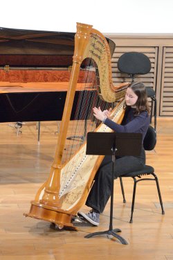 Meta Emilia Adolphi, die bis 2023 Schülerin am Rostocker Konservatorium war, wurde als Preisträgerin bei „Jugend musiziert 2020“ geehrt. 