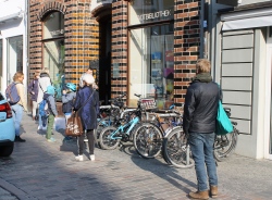 Nutzerinnen und Nutzer vor der Stadtbibliothek Rostock
