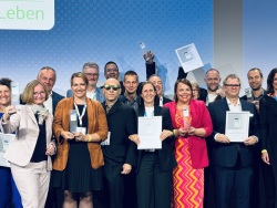 Die Preisträger des KfW Awards Leben 2025 bei der Auszeichnung in Berlin.