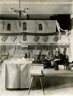 Stadtarchivar Ernst Dragendorff bei der Vorbereitung einer Ausstellung 1922. 
