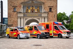 Neue Notarzteinsatzfahrzeuge und Krankentransportwagen vor dem Steintor.
