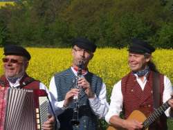 Die drei Rüganer von "De Mönchguter Fischköpp" freuen sich auf ihren Auftritt im Kurhausgarten