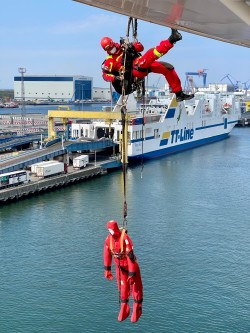Übung der Höhenrettung BF Rostock im Hafen