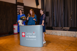 Sanna Kinz, Dörte Raasch (Yamaton Paper) und Oberbürgermeisterin Eva-Maria Kröger (v.l.)