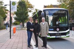 An der Haltestelle Campus Ulmenstraße (v.l.n.r.): Bausenatorin Dr. Ute Fischer-Gäde, Dr. Sybille Bachmann (Prorektorin für Internationales, Transfer und Kommunikationskultur Universität Rostock) und RSAG-Vorstand Jan Bleis. An der Haltestelle Campus Ulmenstraße (v.l.n.r.): Bausenatorin Dr. Ute Fischer-Gäde, Dr. Sybille Bachmann (Prorektorin für Internationales, Transfer und Kommunikationskultur Universität Rostock) und RSAG-Vorstand Jan Bleis.