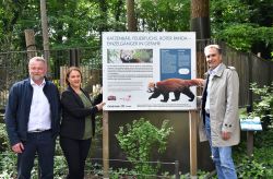 Begrüßten heute den Neuzugang im Zoo Rostock – der Vorsitzende der WIRO-Geschäftsführung, Ralf Zimlich (v.re.), Zoodirektorin Antje Angeli und der Operative WIRO-GeschäftsführerIngo Hübner.