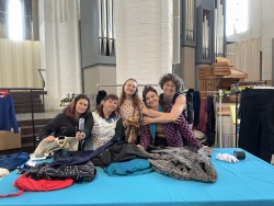 Ein eingespieltes Team: Freiwillige Helferinnen Juliane Stark, Jaqueline Grundman und Natalia Bernhardt. Daneben Projektkoordinatorin Nicole Gericke und „Schätzchen“-Erfinderin Elisabeth Möser.