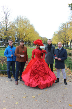 Der Rosengarten wurde mit einer Rose wiedereröffnet. RGS-Geschäftsführer Oliver Buchholz (l.), Oberbürgermeisterin Eva-Maria Kröger, Landschaftsarchitekt Hannes Hamann und Finanzsenator Dr. Chris von Wrycz Rekowski (r.).