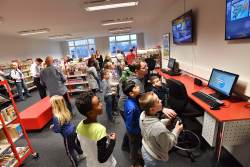 SchülerInnen der Grundschule "Am Taklerring" erobern die neue Kinderbibliothek in Groß Klein.