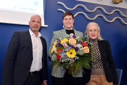 Urkundenübergabe an Oberbürgermeisterin Eva-Maria Kröger mit Bürgerschaftspräsidentin Regine Lück (rechts) und Senator Dr. Chris von Wrycz Rekowski (links).