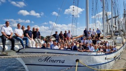 Eine Vielzahl der ehren- und hauptamtlichen Mitarbeiter*innen traf sich am Montag am Bord der Minerva. (c) TZRW