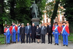 Anlässlich des 200. Jahrestages der Schlacht bei Waterloo hat Oberbürgermeister Roland Methling am Denkmal des Fürsten von Blücher am Universitätsplatz Blumen niedergelegt. 
