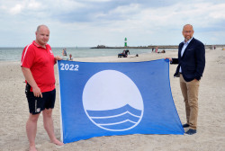 Verleihung der Blauen Flagge am Strand von Warnemünde 
