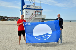 Eike Reck, Rettungsschwimmer der DRK Wasserwacht und Matthias Fromm, Tourismusdirektor Rostock und Warnemünde