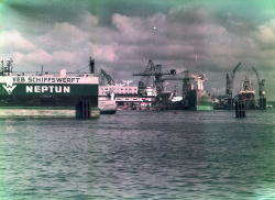 Blick über die Warnow auf die Neptunwerft in den 1970ern