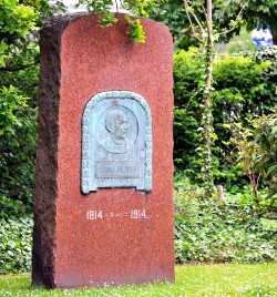 Gedenkstein für John Brinckmann im Kurpark Warnemünde von Wilhelm Wandschneider