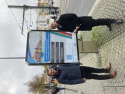 Achim Segebarth, Leiter der Polizeiinspektion Rostock, und Senator Dr. Chris von Wrycz Rekowski vor einem CityLight-Plakat am Doberaner Platz.