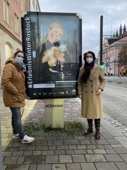 Inga Knospe (r.) und Dr. Michaela Selling vor einem CityLight-Poster in der Steinstraße.
