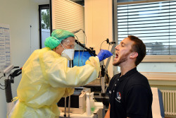 Die Pandemiebeauftragte des Südstadtklinikums, Dr. Melanie Jäckel, entnimmt Seawolves-Spieler Brad Loesing eine Probe für einen Corona-Test. Klinikum Südstadt Rostock