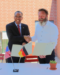 US-Generalkonsul Darion Akins und OB Claus Ruhe Madsen unterzeichnen eine Absichtserklärung zur Gründung eines Deutsch-Amerikanischen Instituts.