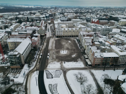 Aktuell ist der Neue Markt weiß, doch ab Ostern wird er begrünt – zunächst wird er temporär bepflanzt. 