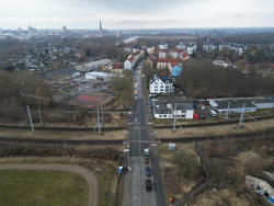 Neubrandenburger Straße/Mühlendamm/Tessiner Straße mit Gleisanlage der Deutschen Bahn Neubrandenburger Straße/Mühlendamm/Tessiner Straße mit Gleisanlage der Deutschen Bahn