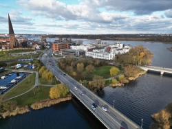 Vorpommernbrücke mit Blick auf die die Holzhalbinsel