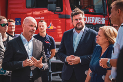 Senator Dr. Chris von Wrycz Rekowski, Julian Barlen (MdL), Ministerin Nancy Faeser und BOAR Michael Allwardt, kommissarischer Leiter des Amtes für Brandschutz/Rettungsdienst und Katastrophenschutz (v.l.n.r.).