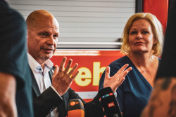 Senator Dr. Chris von Wrycz Rekowski und Ministerin Nancy Faeser (v.l.n.r.).