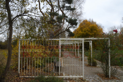 Eingang zum Rosenhügel im Kringelgrabenpark