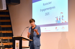 Grußworte von Oberbürgermeisterin Eva-Maria Kröger während der Verleihung des Rostocker Engagementpreises 2025 am 13. September 2025