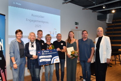 Preisträger des 3. Platzes beim Rostocker Engagementpreis 2025 sind der Verband der Gartenfreunde e.V. und Rostock Müllfrei e.V.