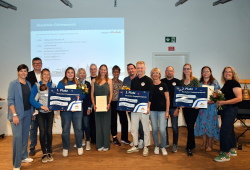 Preisträgerinnen und Preisträger des Rostocker Engagementpreises 2025 mit Mitgliedern der Jury.