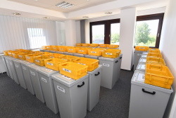 Wahlvorbereitungen in der Wählerverzeichnis- und Briefwahlstelle: Wahlurnen für die Briefwahlvorstände.