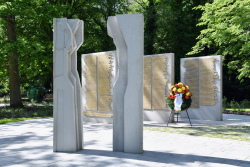 Der Gedenkort für die auf Rostocker Friedhöfen begrabenen Verfolgten des Nationalsozialismus auf dem Neuen Friedhof bei der Eröffnung im Mai 2025.  