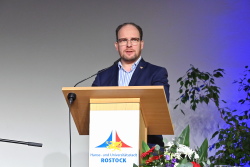 Senator Steffen Bockhahn, Zweiter Stellv. der OB, begrüßt die Gäste zum Empfang am 8. Dezember 2023 im Marmorsaal des Hallenschwimmbades "Neptun".
