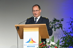 Ralf Gesk, kommissarischer Leiter des Amtes für Brandschutz / Rettungsdienst und Katastrophenschutz, spricht Dankesworte an die im Bereich des Brandschutzes Engagierten. 