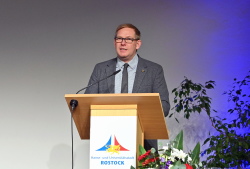 Andreas Wellmann, Geschäftsführendes Vorstandsmitglied des Städte- und Gemeindetages Mecklenburg-Vorpommern, bei seiner Laudatio.