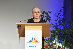 Bürgerschaftspräsidentin Regine Lück dankt den Empfänger*innen der Rostocker Ehrenamts-Card.