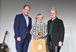 Der Ehrenpreis der Rostocker Sieben e.V. 2023 ging an Brunhilde Kluge (Mitte), Jana Röper (re.) und Senator Steffen Bockhahn (li.) gratulierten.
