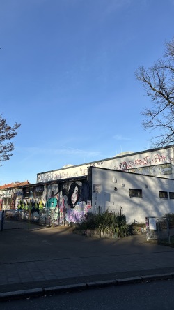 Sporthallen werden oftmals besprüht, wie hier in der Elisabethstraße in der KTV.