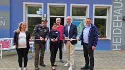 V.l.: Britta Rienitz, Jörg Harmuth, Sandra Rohrer, Henry Klützke, Matthias Fromm und René Gottschalk eröffneten den neuen Informationspunkt in Markgrafenheide.