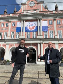 OB Claus Ruhe Madsen und Senator Dr. Chris Müller-von Wrycz Rekowski vor dem mit einer Hansa-Fahne geschmückten Rostock Rathaus (HF).