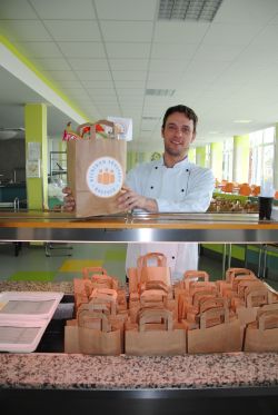 Felix Viergutz, Küchenleiter im Klinikum Südstadt Rostock, bei der Ausgabe von Lunch-Paketen in der Kantine.