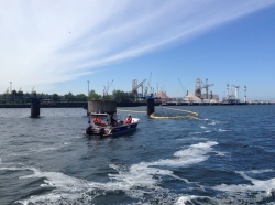 Mobile Ölsperre im Ölhafen Rostock