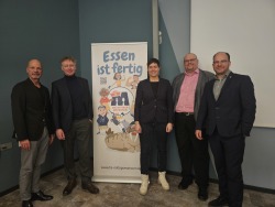 Dr. Chris von Wrycz Rekowski (Senator für Finanzen, Digitalisierung und Ordnung der Hanse- und Universitätsstadt Rostock), VolkerLudwig (Geschäftsführer, DiG plus GmbH, Berlin), Eva Maria Kröger (Oberbürgermeisterin der Hanse- und Universitätsstadt Rostock), Andreas Schwarz (Geschäftsführer, Die Mittagsmatrosen GmbH), Steffen Bockhahn (Senator für Jugend, Soziales, Gesundheit, Schuleund Sport der Hanse- und Universitätsstadt Rostock) v.l.n.r. Dr. Chris von Wrycz Rekowski (Senator für Finanzen, Digitalisierung und Ordnung der Hanse- und Universitätsstadt Rostock), VolkerLudwig (Geschäftsführer, DiG plus GmbH, Berlin), Eva Maria Kröger (Oberbürgermeisterin der Hanse- und Universitätsstadt Rostock), Andreas Schwarz (Geschäftsführer, Die Mittagsmatrosen GmbH), Steffen Bockhahn (Senator für Jugend, Soziales, Gesundheit, Schuleund Sport der Hanse- und Universitätsstadt Rostock) v.l.n.r.