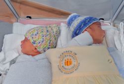 Die Zwillinge Enja Malin (li.) und Noah Jan verschliefen ihren ersten Fototermin. 